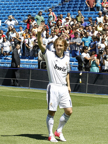 湖人141-116大胜老鹰结束3连败，詹姆斯31+9+10，东契奇27+12