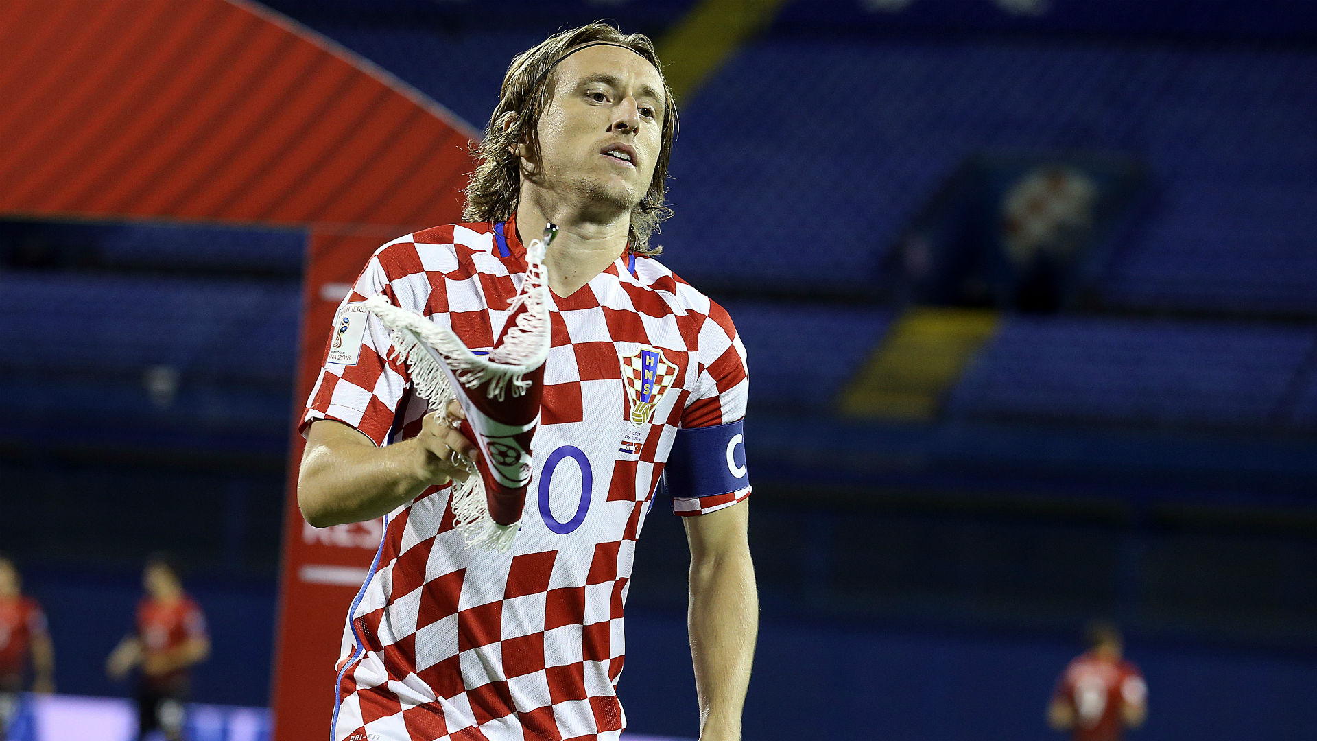 T1赛后暖心一幕，Oner蹲下和行动不便粉丝合影