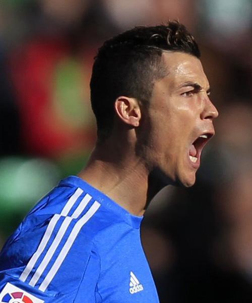 库里下半场20分难阻勇士惨败 镜头捕捉失落一幕：坐板凳毛巾捂脸